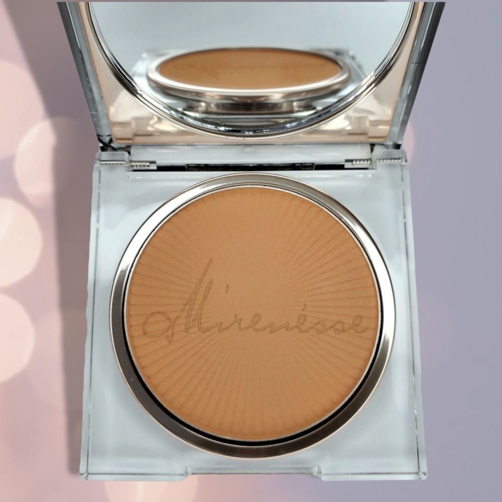 LE Mirenesse Absolutely Radiant Super Powder Foundation in Medium - Picture 2 of 7